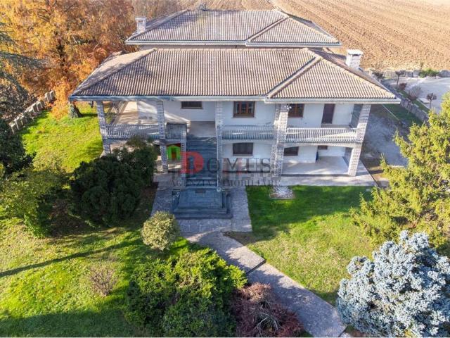 Case e ville in vendita di 437 m² in Via Merlongola, 4