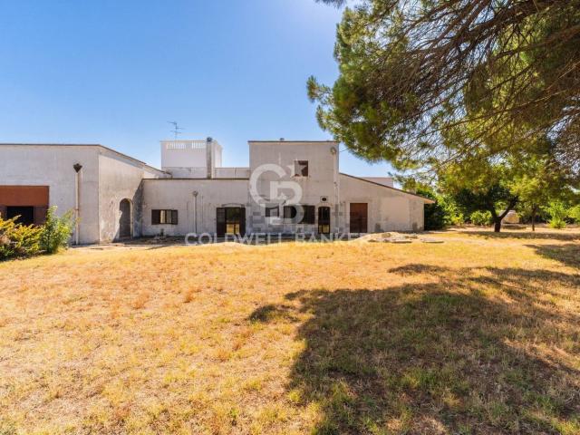 Villetta bifamiliare in vendita di 437 m² in Strada Vicinale Vecchia di Matera, 501