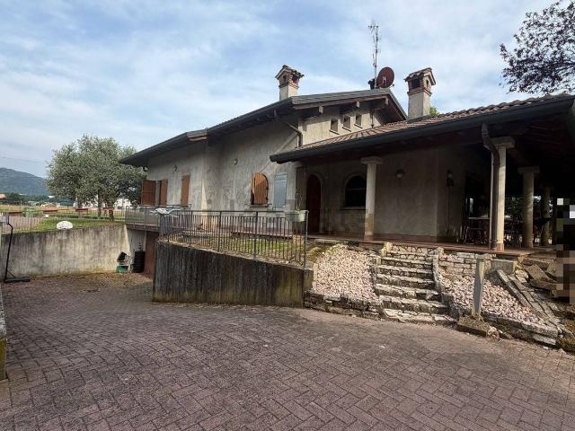Case e ville in vendita di 439 m² in Via Francesco Baracca
