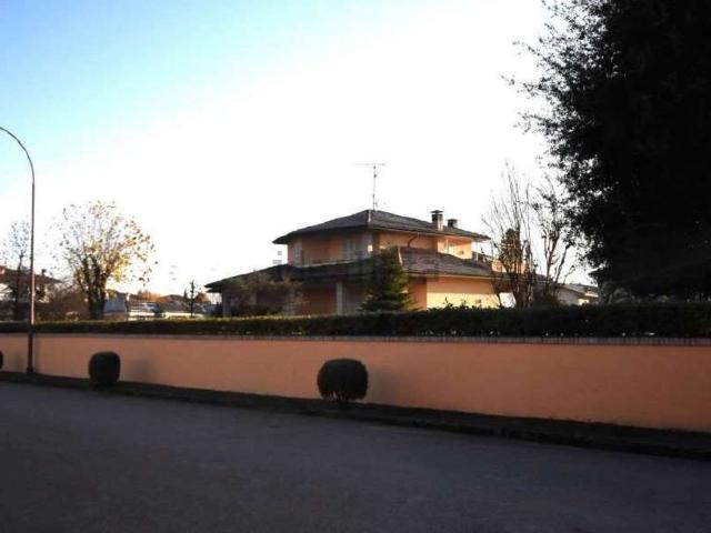 Case e ville in vendita di 439 m² in Via Pescara, 15
