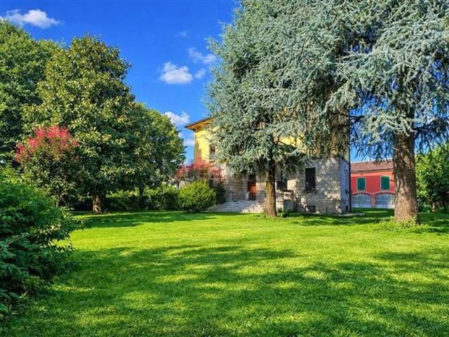 Case e ville in vendita di 440 m² in Via Circonvallazione