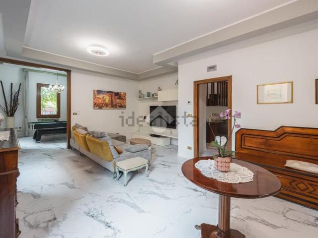 Case e ville in vendita di 440 m² in Via Battindarno, 242