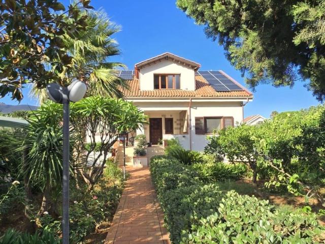 Case e ville in vendita di 440 m² in Via Giuseppe Villaroel, 5
