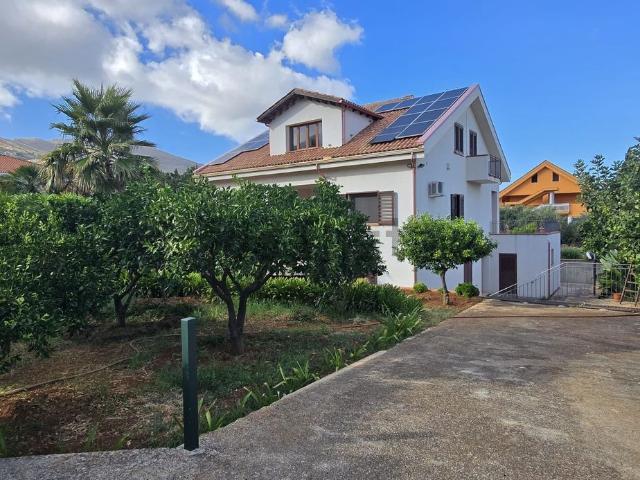 Case e ville in vendita di 440 m² in Via Giuseppe Lanza di Scalea, 2490