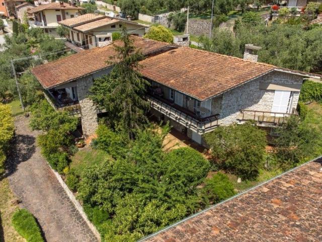 Case e ville in vendita di 440 m² in Via Giacomo Leopardi