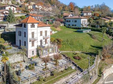 Case e ville in vendita di 440 m² in Via del Parco, 4