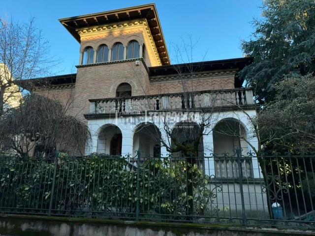Case e ville in vendita di 440 m² in Via Filippo Turati, 12