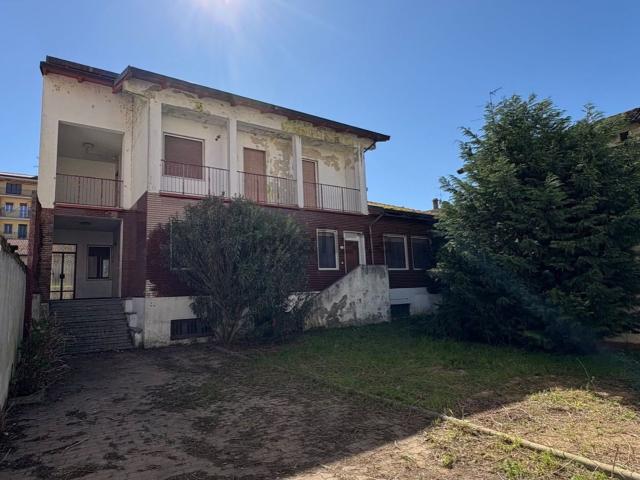 Case e ville in vendita di 440 m² in Via Francesco Sampietro, 8
