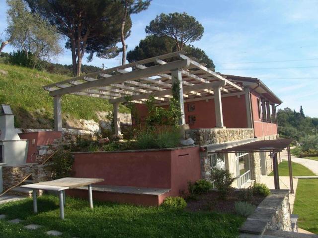 Case e ville in vendita di 440 m² in Via Lago D&apos Orta