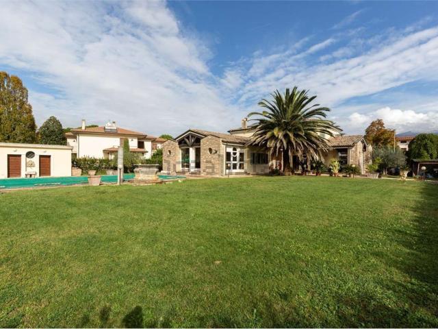 Case e ville in vendita di 440 m² in Via Sandro Pertini, 5