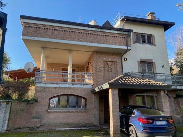 Case e ville in vendita di 440 m² in Via Pennini, 86