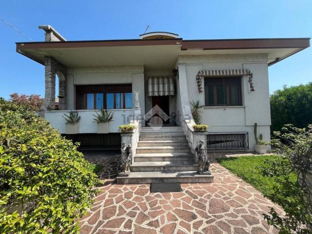 Case e ville in vendita di 440 m² in Via Trieste
