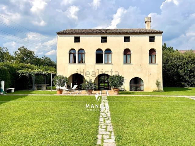 Case e ville in vendita di 440 m² in Piazza Martiri della Libertà