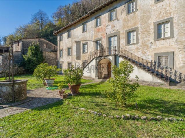 Case e ville in vendita di 440 m² in Strada Comunale per Convalle