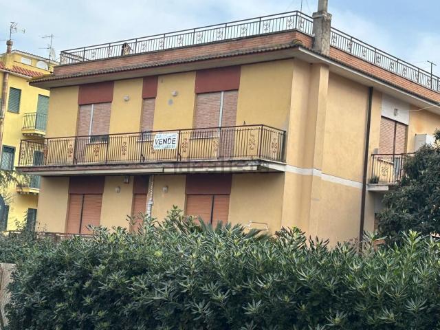 Case e ville in vendita di 441 m² in Via G. Leopardi