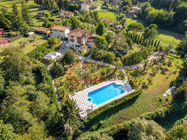 Case e ville in vendita di 441 m² in Via delle Grotte, 390