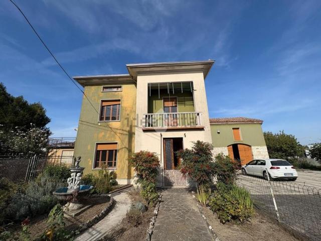 Case e ville in vendita di 441 m² in Via Villa Scassa, 57