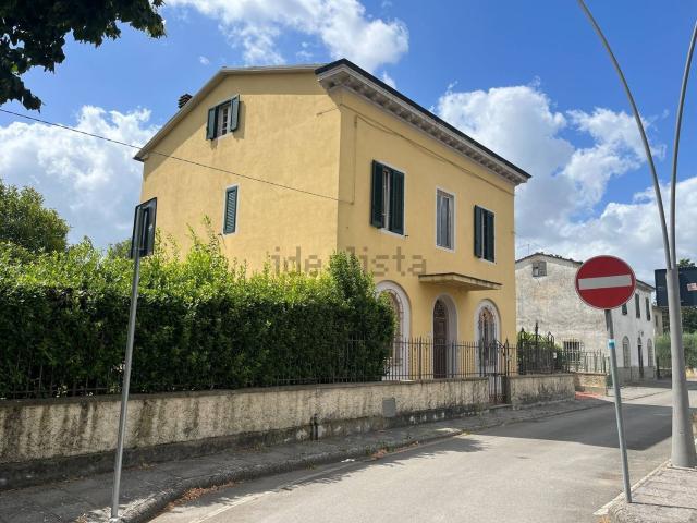 Case e ville in vendita di 441 m² in Viale Castruccio Castracani, 1078