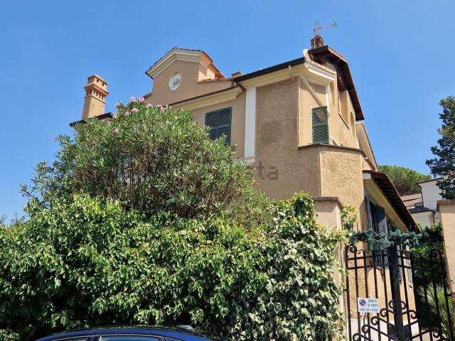 Case e ville in vendita di 442 m² in Via Cilento