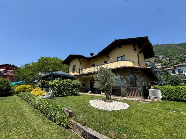 Case e ville in vendita di 443 m² in Via Cervino, 11