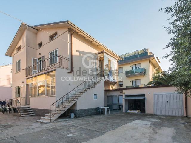 Case e ville in vendita di 443 m² in Via Benvenuto Cellini, 14
