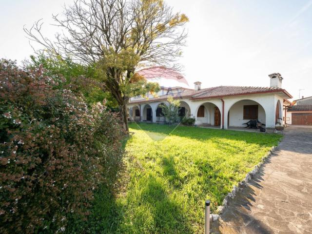 Case e ville in vendita di 444 m² in Via Leoncavallo, 3