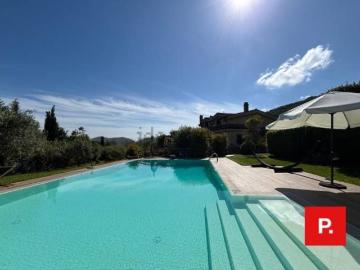 Case e ville in vendita di 444 m² in Via Scese Lunghe