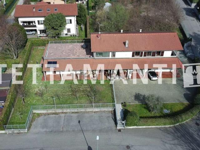 Case e ville in vendita di 426 m² in Via Dott. Luciano Schiavio, 2