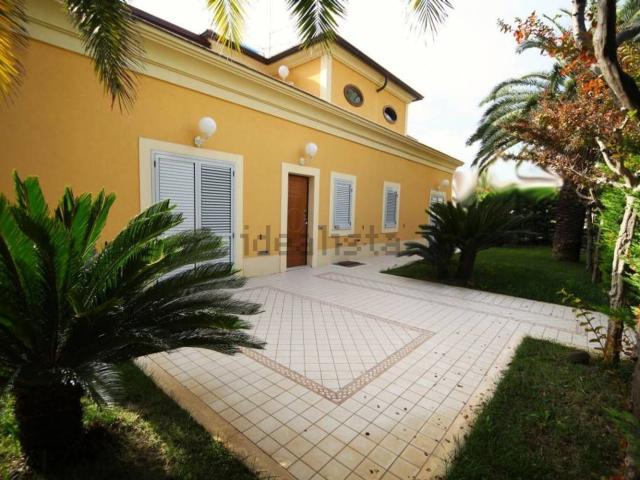 Case e ville in vendita di 445 m² in Via Amilcare Ponchielli