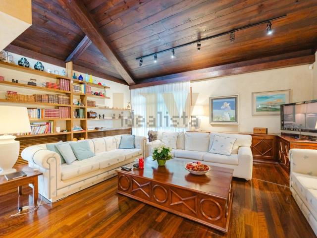 Case e ville in vendita di 445 m² in Via Dante Alighieri