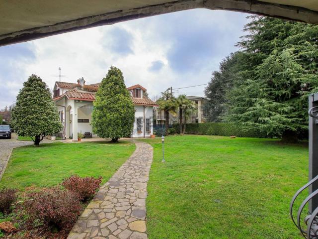 Case e ville in vendita di 445 m² in Via Due Giugno, 6