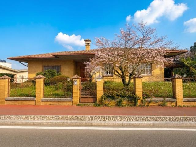 Case e ville in vendita di 445 m² in Via Prealpi, 1