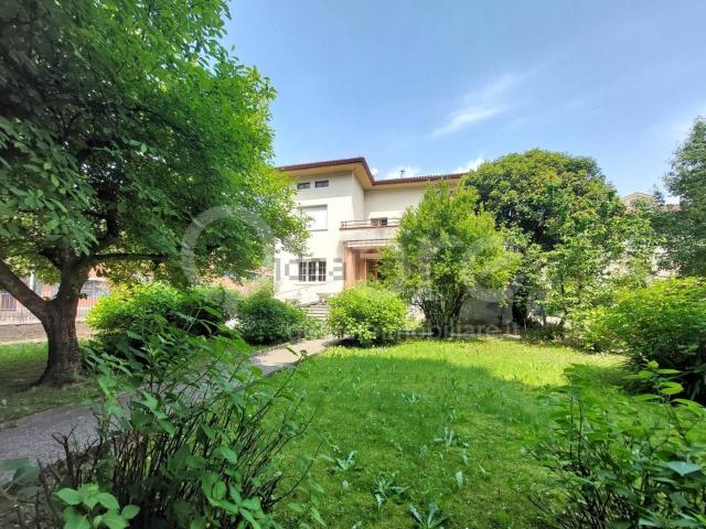 Case e ville in vendita di 445 m² in Via Giacomo Matteotti, 54