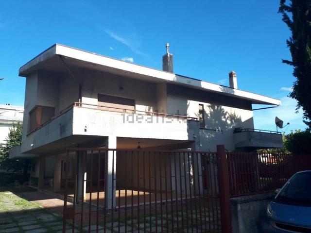Case e ville in vendita di 446 m² in Viale C. Colombo