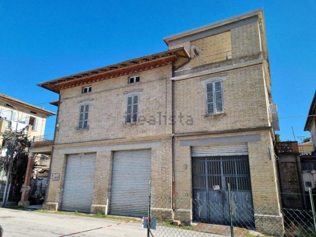 Case e ville in vendita di 447 m² in Via Antonio Gramsci