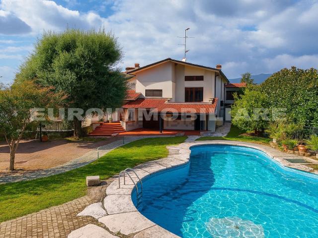 Case e ville in vendita di 447 m² in Via dei Platani, 3