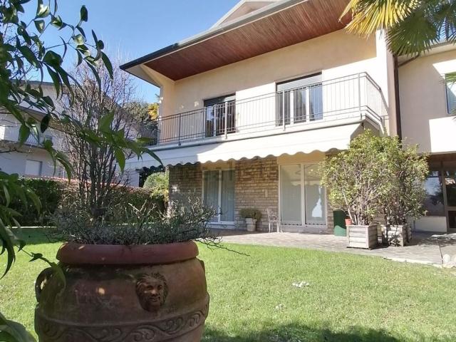 Case e ville in vendita di 449 m² in Via G. d&apos Alzano, 12