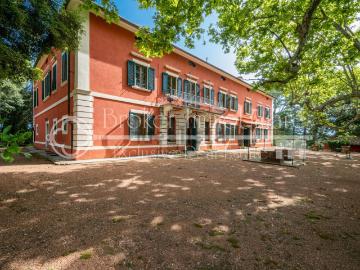 Case e ville in vendita di 4500 m² in Via Provinciale Monte Vaso