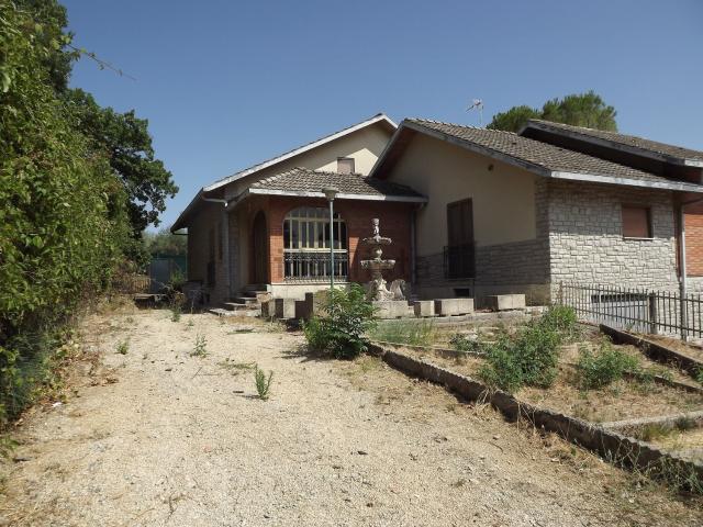 Case e ville in vendita di 450 m² in Via Colle della Lombarda