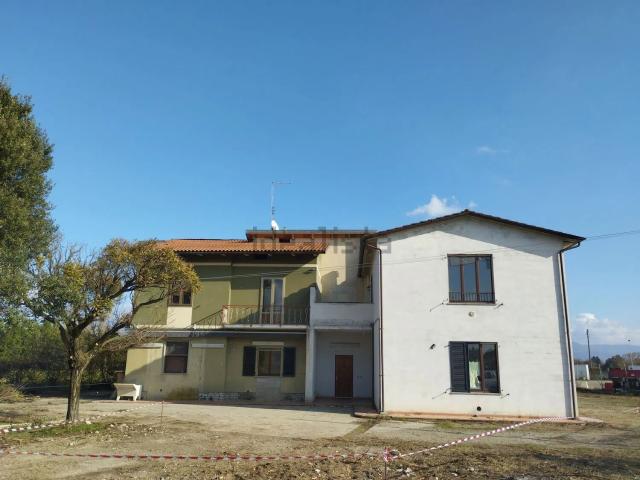 Case e ville in vendita di 450 m² in Via Cassia