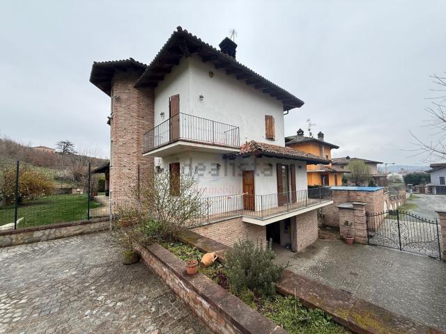 Case e ville in vendita di 450 m² in Via Cesare Pavese