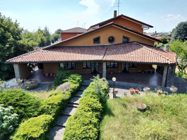 Case e ville in vendita di 450 m² in Via Chiari, 111