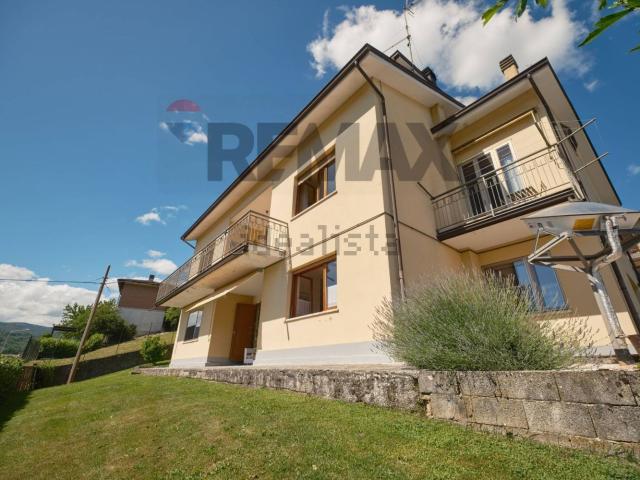 Case e ville in vendita di 450 m² in Via A. Toscanini, 8