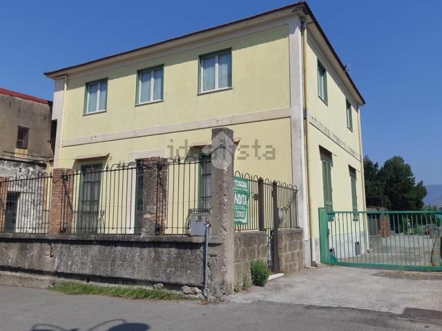 Case e ville in vendita di 450 m² in Via Anna Calenda de Tavani, 15