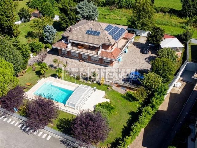 Case e ville in vendita di 450 m² in Via Al Cerrone, 34