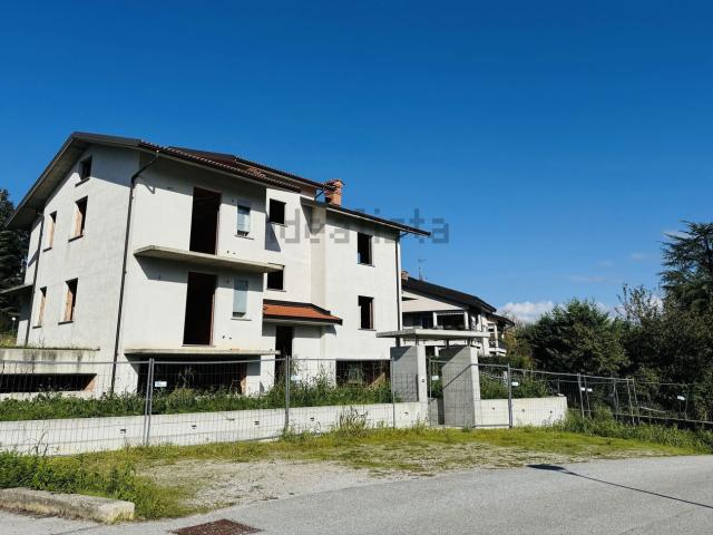 Case e ville in vendita di 450 m² in Via Bernardino Sargiano