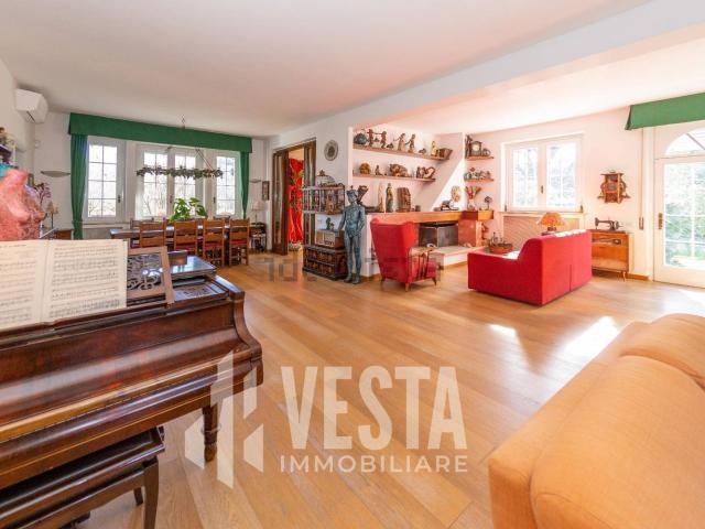 Case e ville in vendita di 450 m² in Via Galileo Galilei