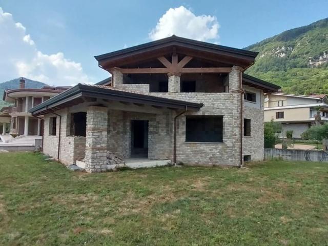 Case e ville in vendita di 450 m² in Via Giuseppe Mazzini
