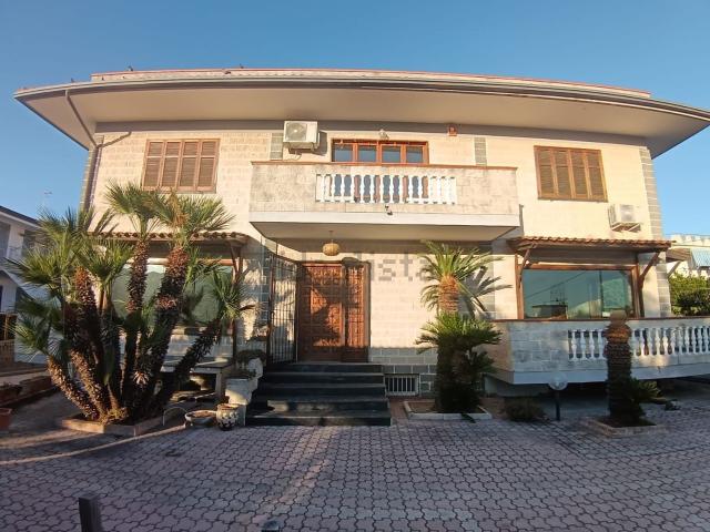 Case e ville in vendita di 450 m² in Via Grotta dell Olmo