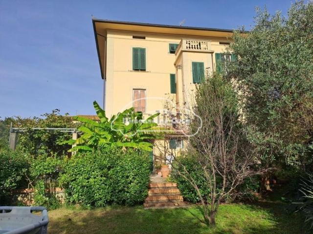 Case e ville in vendita di 450 m² in Via del Centenario, 79